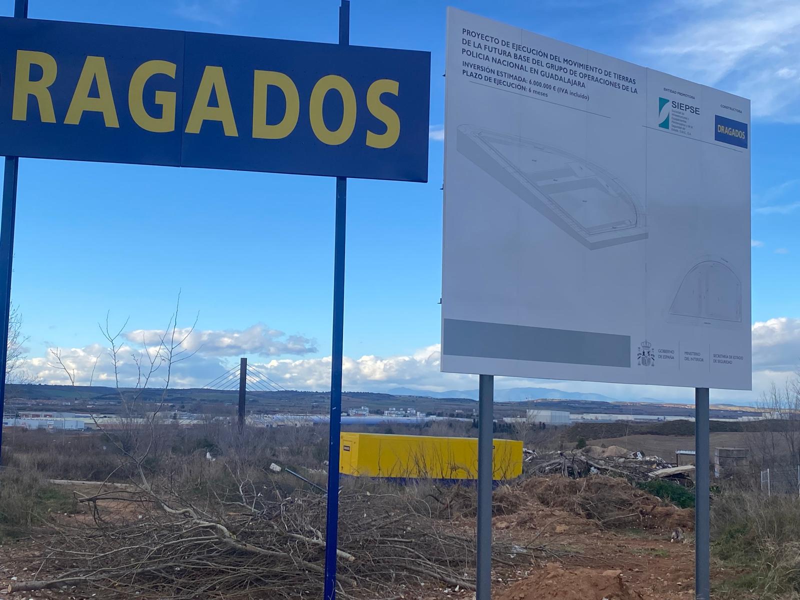 Carteles y caseta de obras en la parcela de la futura nueva base del GEO