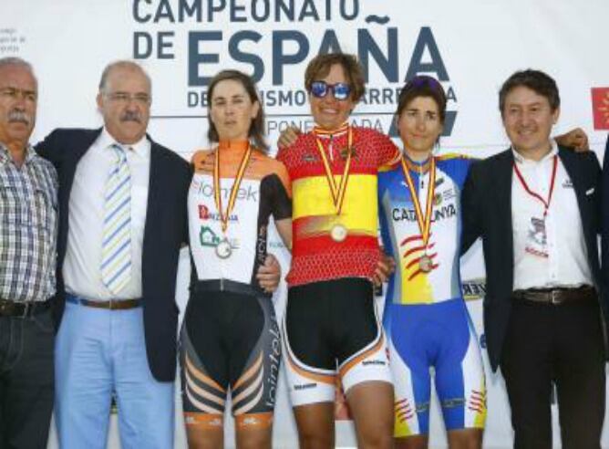 Leire Olaberria en los más alto del podiun en Ponferrada