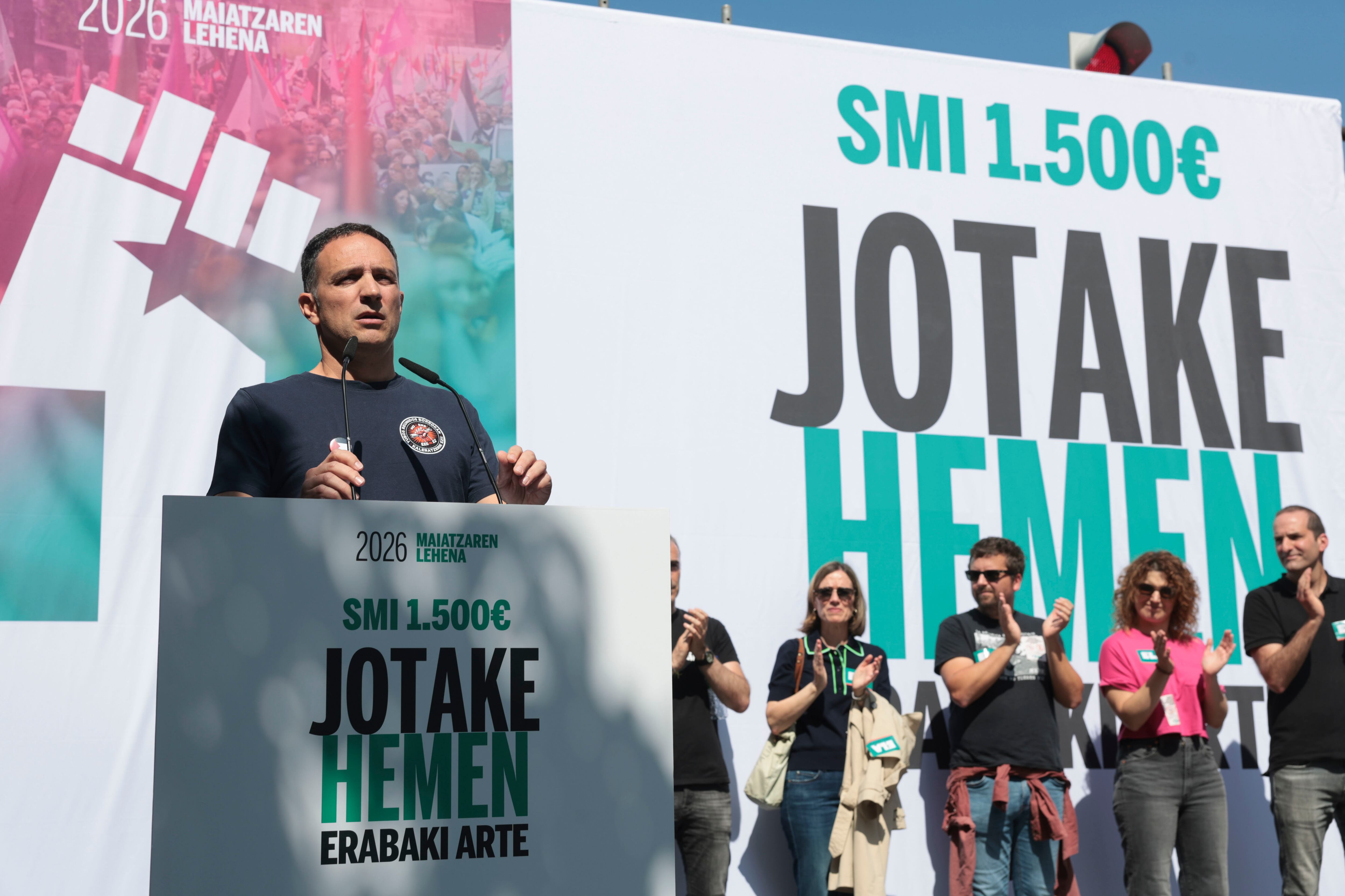 BILBAO, 01/05/2026.-El secretario general, Mitxel Lakuntza, durante su intervención en la manifestación que el sindicato ELA convoca con motivo del Primero de mayo bajo el lema 'SMI 1.500; Jo ta ke, hemen erabaki arte'.- EFE/ Luis Tejido