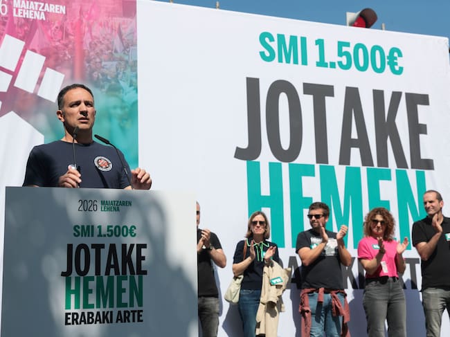 BILBAO, 01/05/2026.-El secretario general, Mitxel Lakuntza, durante su intervención en la manifestación que el sindicato ELA convoca con motivo del Primero de mayo bajo el lema 'SMI 1.500; Jo ta ke, hemen erabaki arte'.- EFE/ Luis Tejido