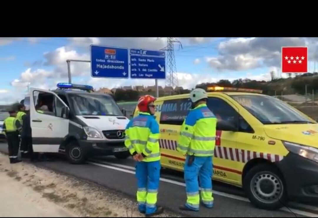 Atención de los servicios de emergencias en el atropello de la M-509