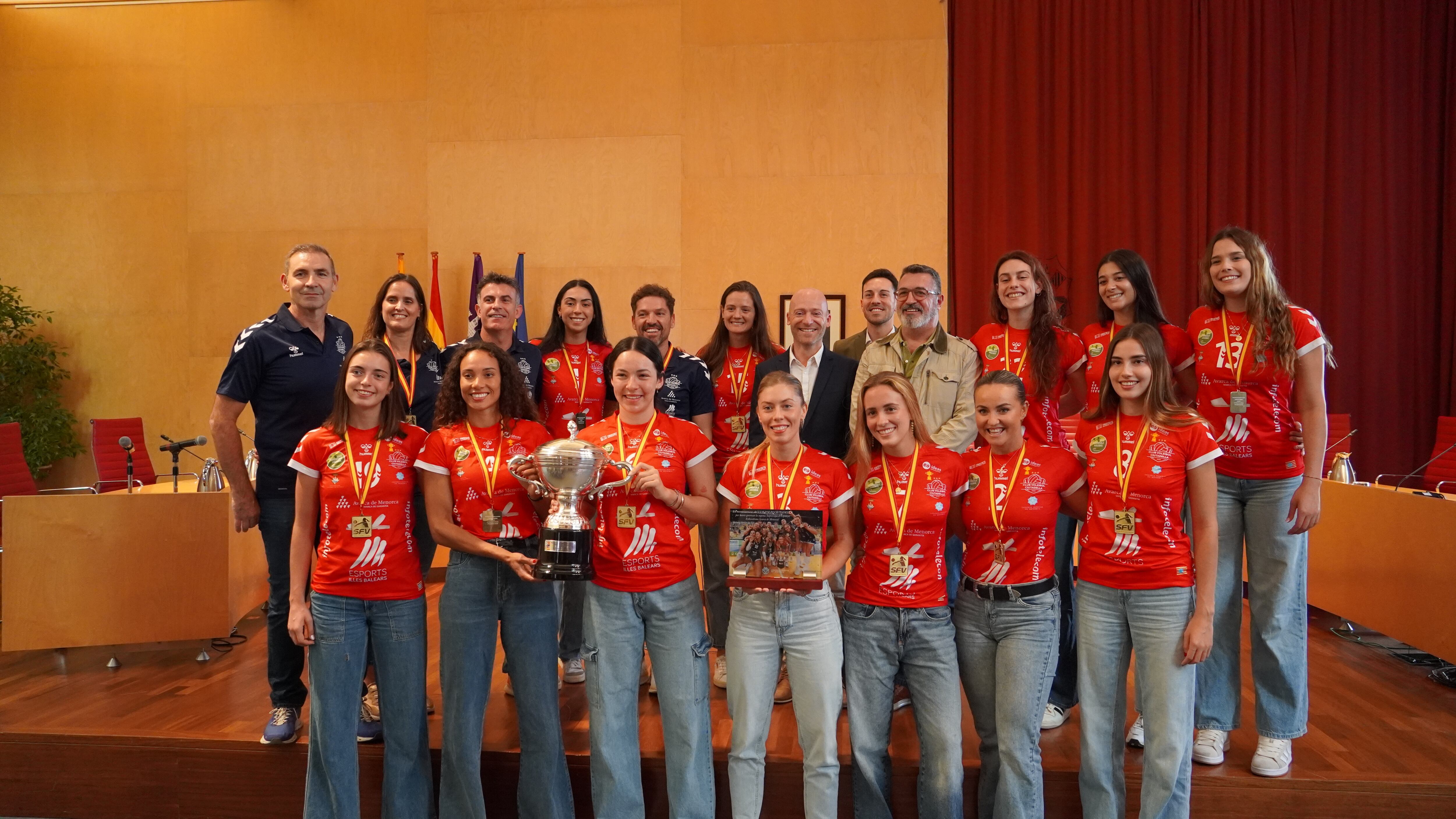 Jugadores, tècnics i directiva van rebre el reconeixement del Consell de Menorca pel seu triomf a la Supercopa.