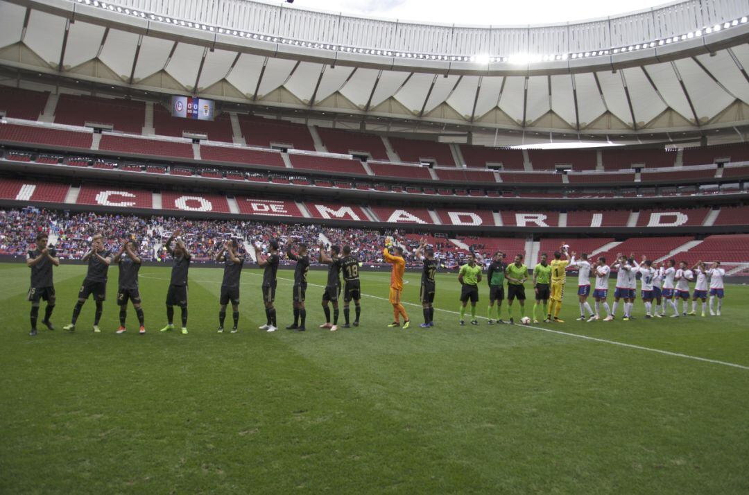 Los jugadores del Real Oviedo y Rayo Majadahonda en los momentos previos al encuentro.