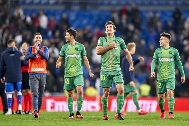 Mikel Oyarzábal y sus compañeros de la Real Sociedad festejan el pase a semifinales después de ganar 3-4 al Real Madrid en el Santiago Bernabéu