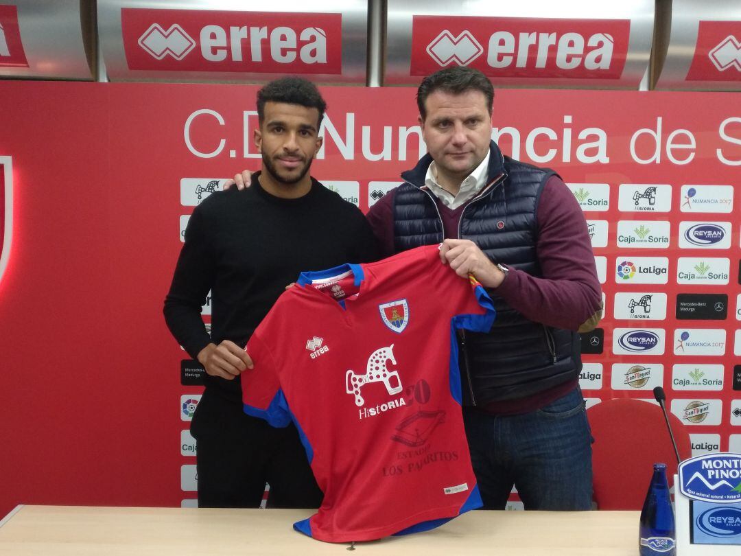 Derik Osede posa junto a Palacios con su nueva camiseta, la numantina.