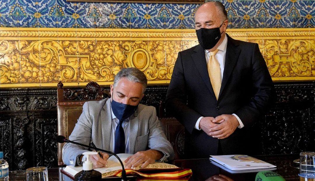 Bendodo firmando en el Libro de Honor de la ciudad.