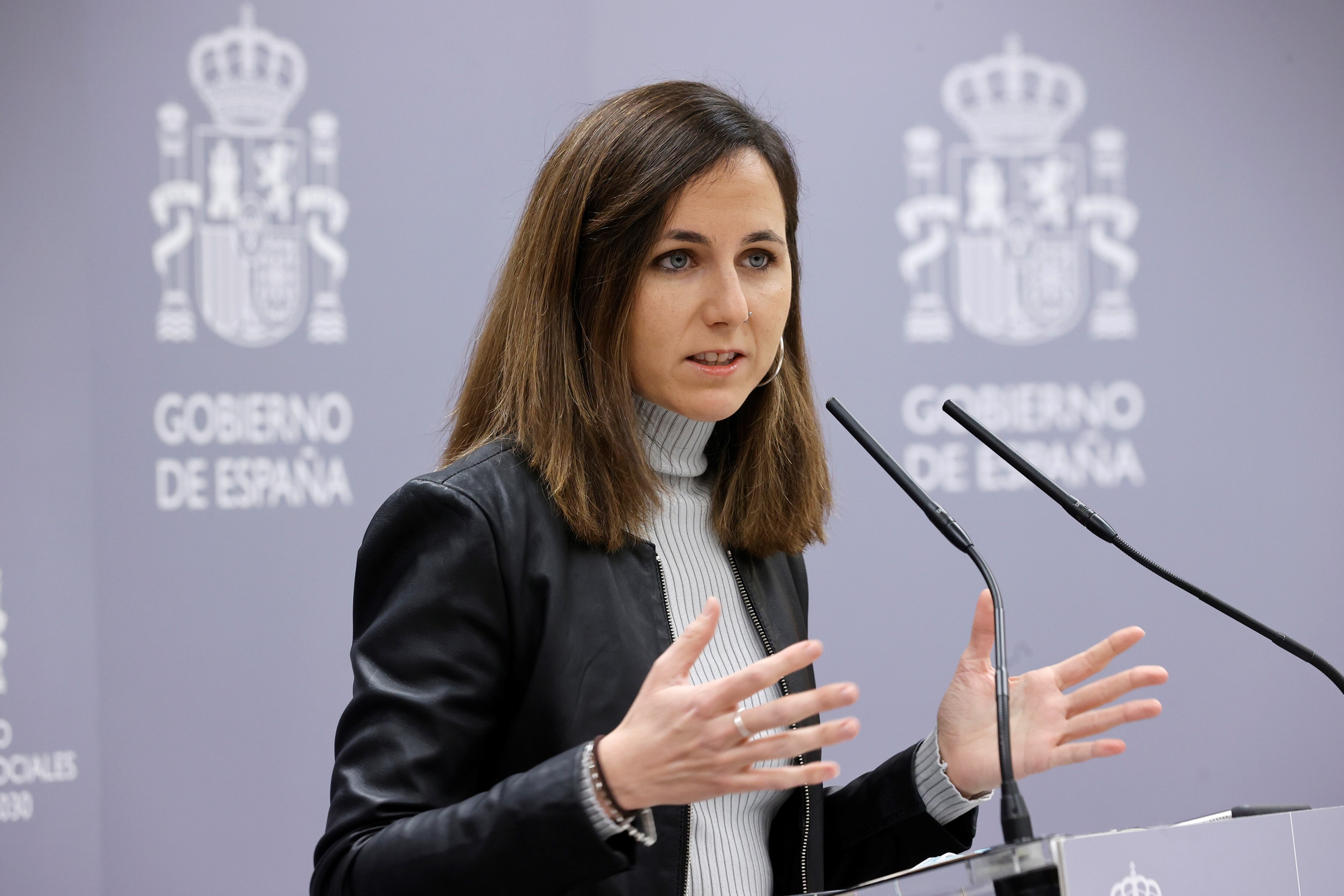 La ministra de Derechos Sociales y Agenda 2030, Ione Belarra, ofrece declaraciones a los medios de comunicación antes de iniciar las reuniones con colectivos que defienden el derecho a la vivienda.