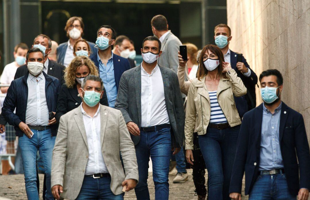 El presidente del Gobierno, Pedro Sánchez (c), y la candidata socialista a lehendakari, Idoia Mendia (2d) durante el acto de campaña electoral celebrado este jueves en Vitoria. 