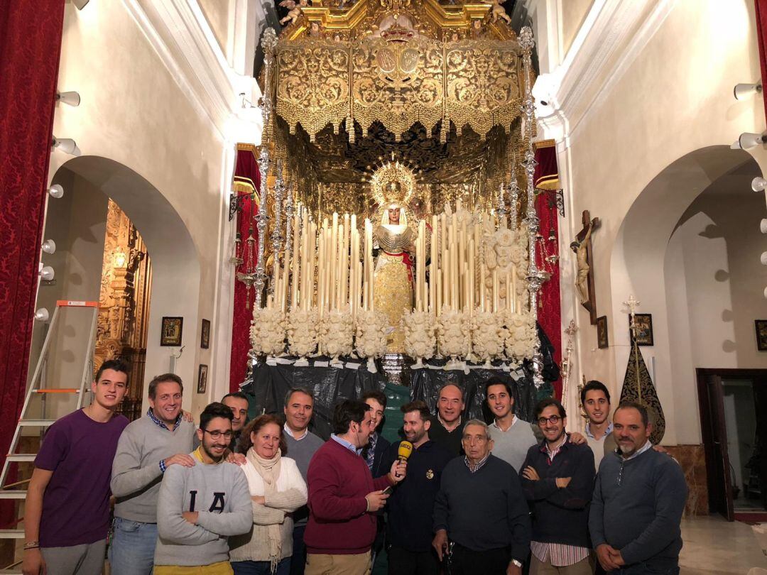 José Manuel Peña, con el equipo de priostía de la Esperanza de Triana