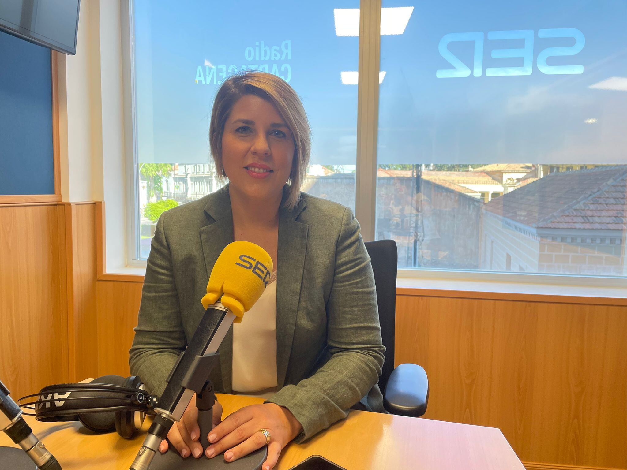 Noelia Arroyo en los estudios de Radio Cartagena