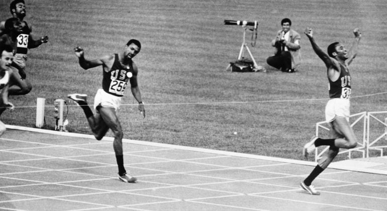 Tommie Smith y John Carlos a su llegada a meta en la final de los 200 metros en la Olimpiadas de México en 1968