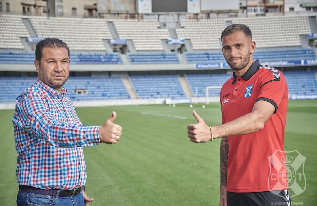 El CD Tenerife ha formalizado la renovación del contrato del canterano Elliot  Gómez hasta el verano de 2021