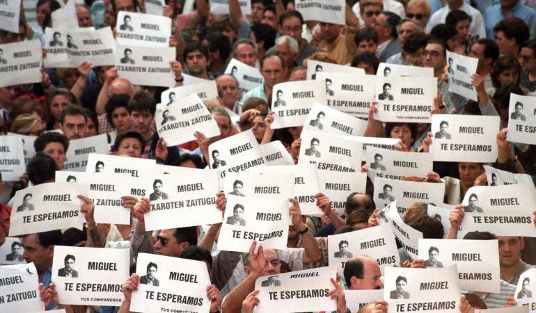 Fotografía de archivo del 11-7-1997 de la manifestación que miles de personas llevaron a cabo en Ermua (Vizcaya) para pedir la libertad de Miguel Angel Blanco secuestrado por ETA. Los asistentes portaron folios con el lema de la pancarta que exhiben en al