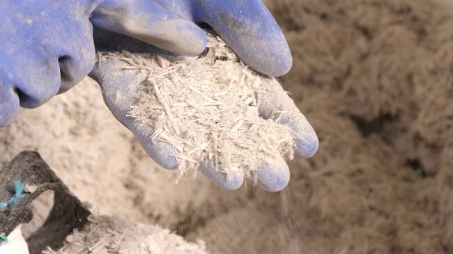 Triturado de pala de aerogenerador obtenida tras la sustitución de los 'molinos' por obsolescencia