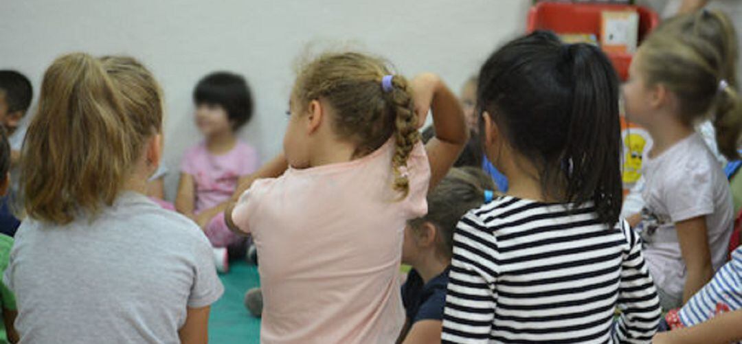 Aula con alumnos menores