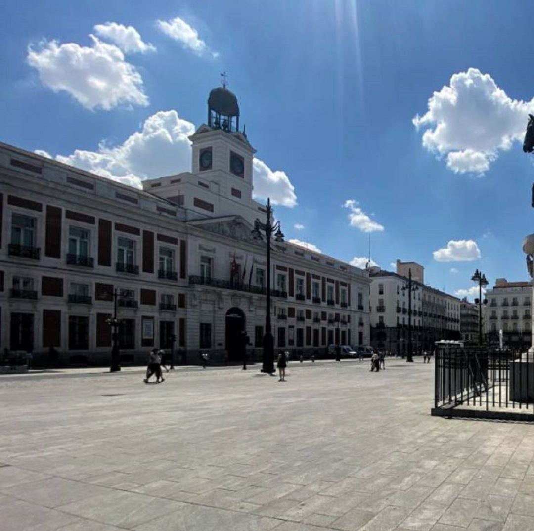 Al fondo a la izquierda el torreón en el que se ubica el famoso reloj de la Puerta del Sol en Madrid 