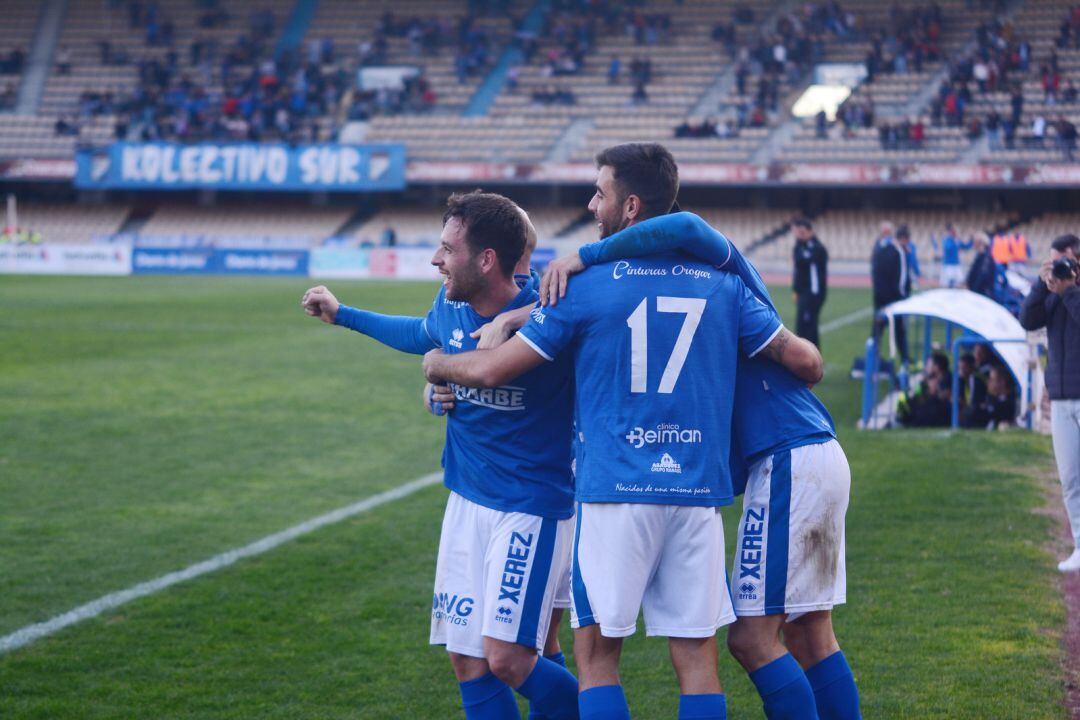 Adrián Gallardo celebrando junto a sus compañeros un gol en Chapín 