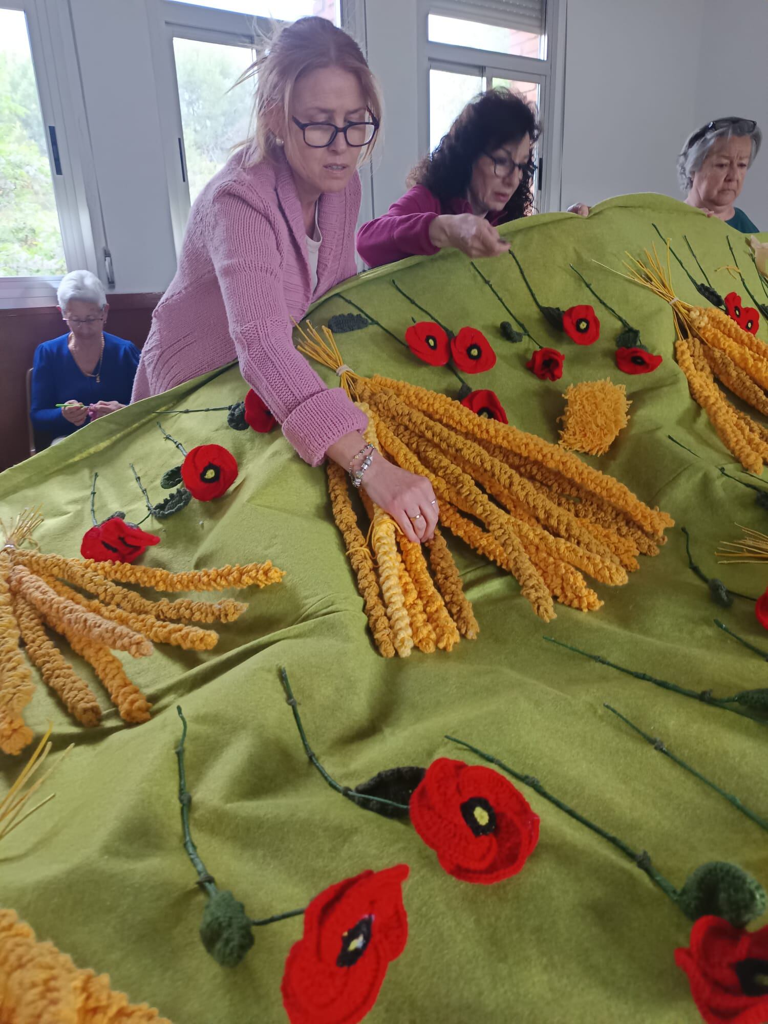 La asociación &#039;Azucaica Teje&#039; ha confeccionado hasta tres murales para adornar las calles de Toledo