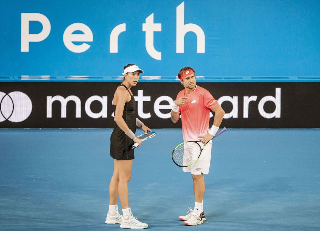 Gabriñe Muguruza y David Ferrer, durante el partido. 