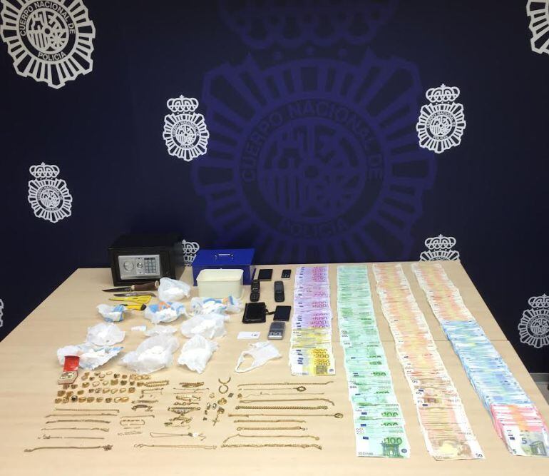 Cocaína, dinero y joyas incautadas a los detenidos.