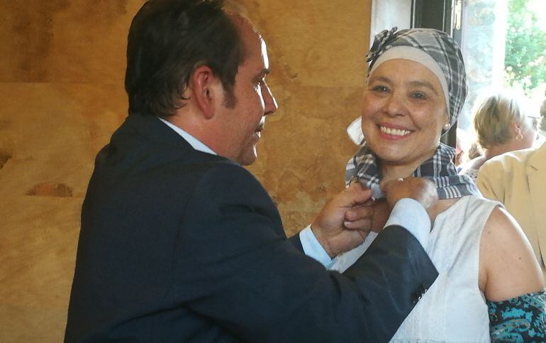 El Pandorgo de ogaño, Jose Antonio López Rubio impone el Pañuelo de Yerbas a la alcaldesa de Ciudad Real, Pilar Zamora