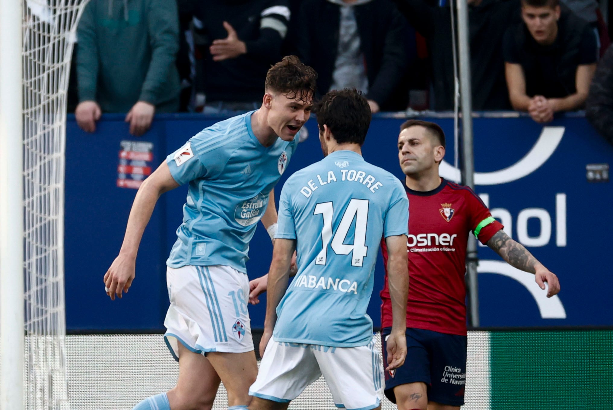 PAMPLONA, 04/02/2024.- El delantero noruego del Celta, Jorgen Larsen (i), celebra el primer gol de su equipo durante el partido de LaLiga entre el Osasuna y el Celta, este domingo en El Sadar. EFE/Jesús Diges
