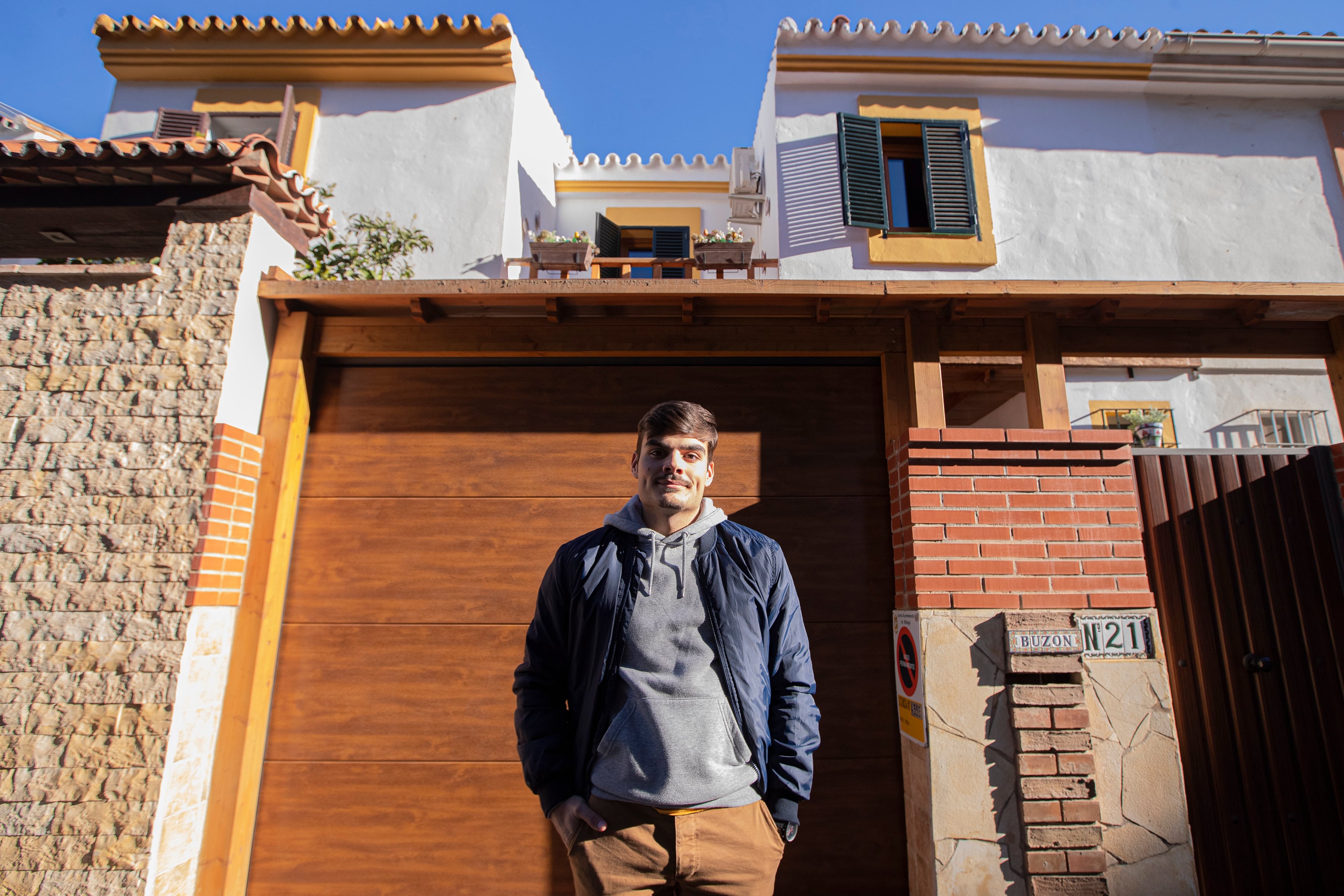 MÁLAGA, 05/02/2023.- Raúl Delgado, un malagueño de 20 años, estudiante de derecho, posa durante una entrevista para EFE, sobre la incapacidad de acceder a una vivienda, de alquiler o venta en Málaga. Los jóvenes españoles afrontan con rabia, frustración e indignación las dificultades que tienen para acceder a una vivienda, un problema que se ha agravado en los últimos años en ciudades como Barcelona, Madrid o Málaga, donde solo en 2022 las rentas se han disparado más de un 31 %. EFE/ Jorge Zapata
