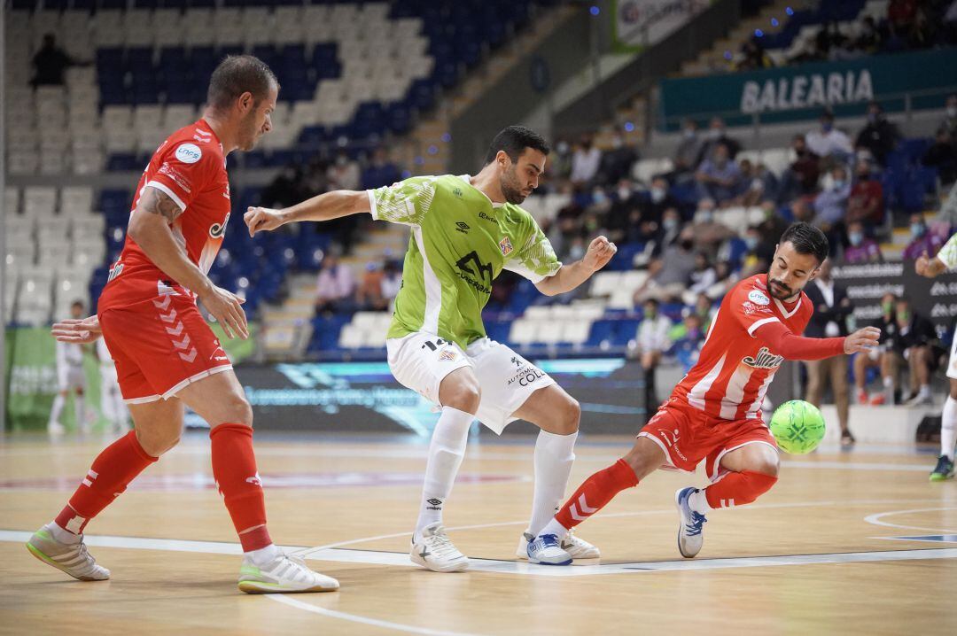 Tomaz Braga disputa un balón frente a la defensa del Jimbee Cartagena.