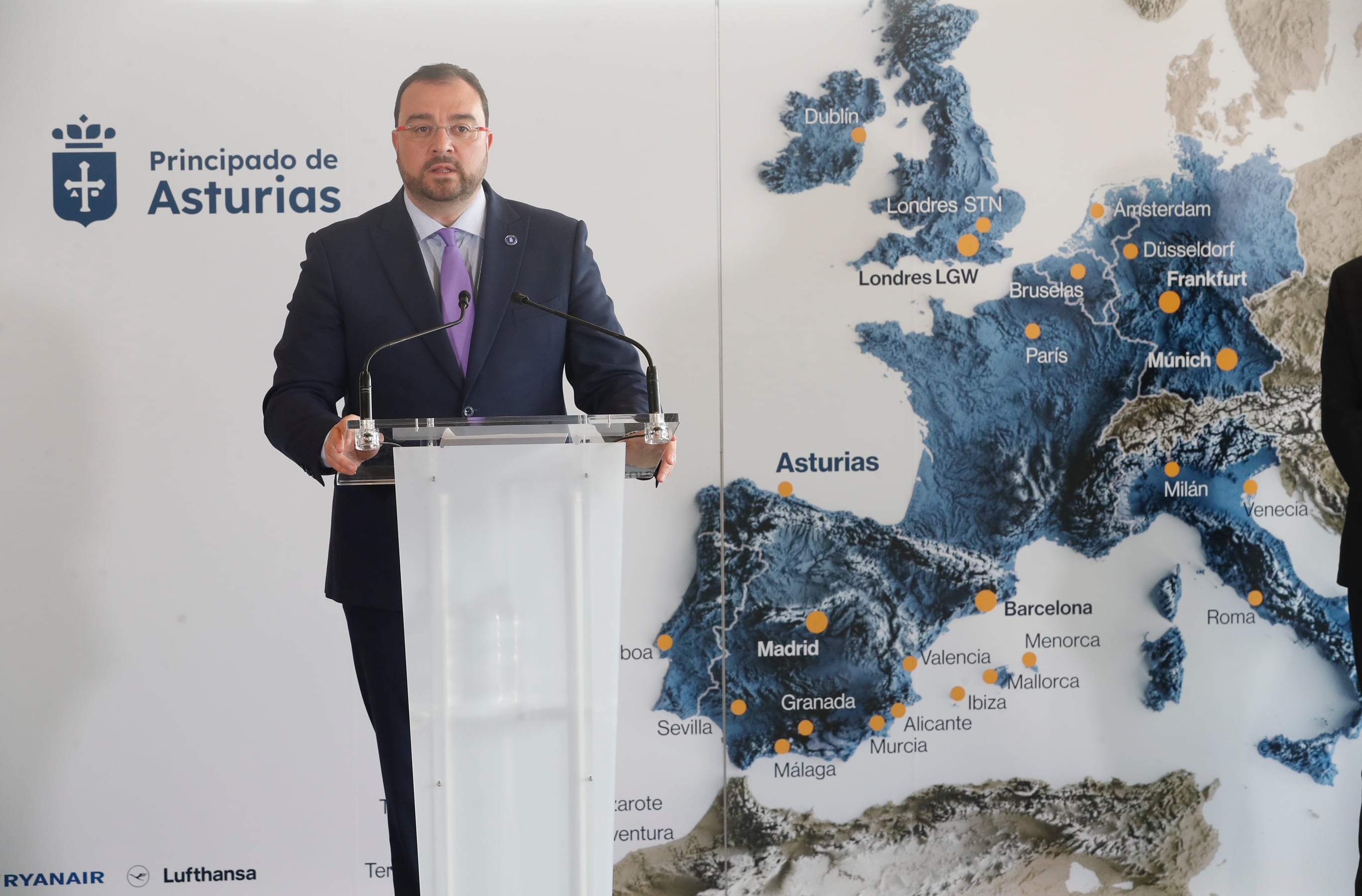 Adrián Barbón durante la inauguración de la ruta Asturias-Milán.