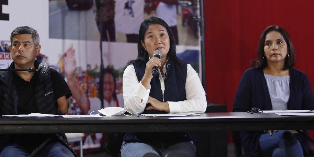 La candidata presidencial Keiko Fujimori, acompañada por su equipo de campaña en Lima (Perú). 