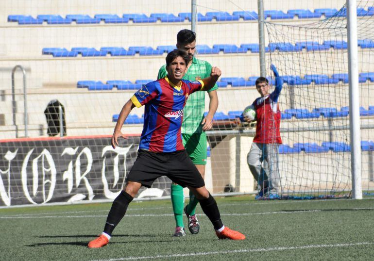 Víctor Armero celebra el 3-2
