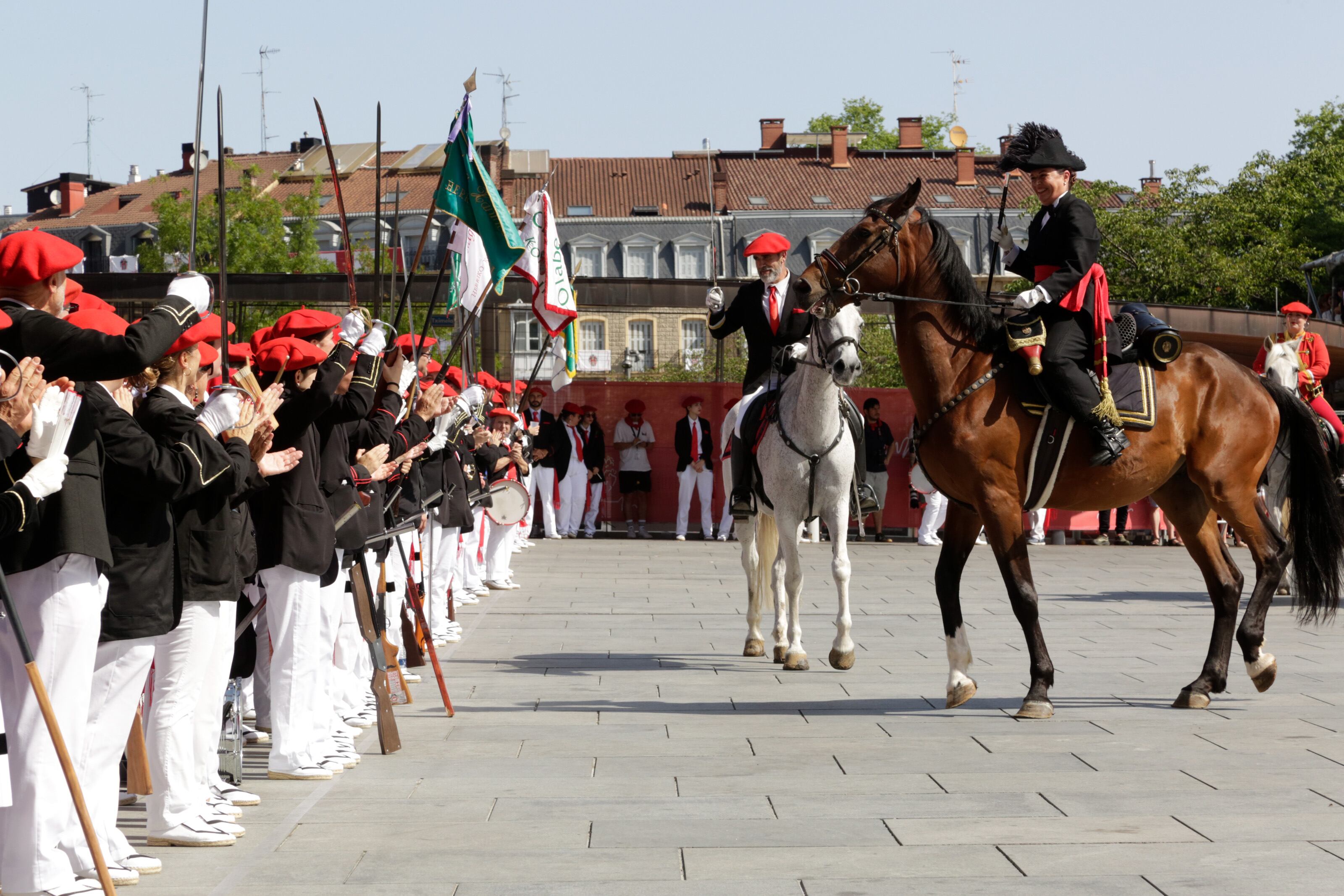 La General del Alarde Igualitario junto a las tropas.
