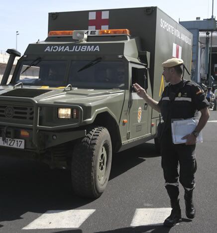 Llegada de los efectivos de la Unidad Militar de Emergencias (UME) al puerto de La Estaca, en El Hierro