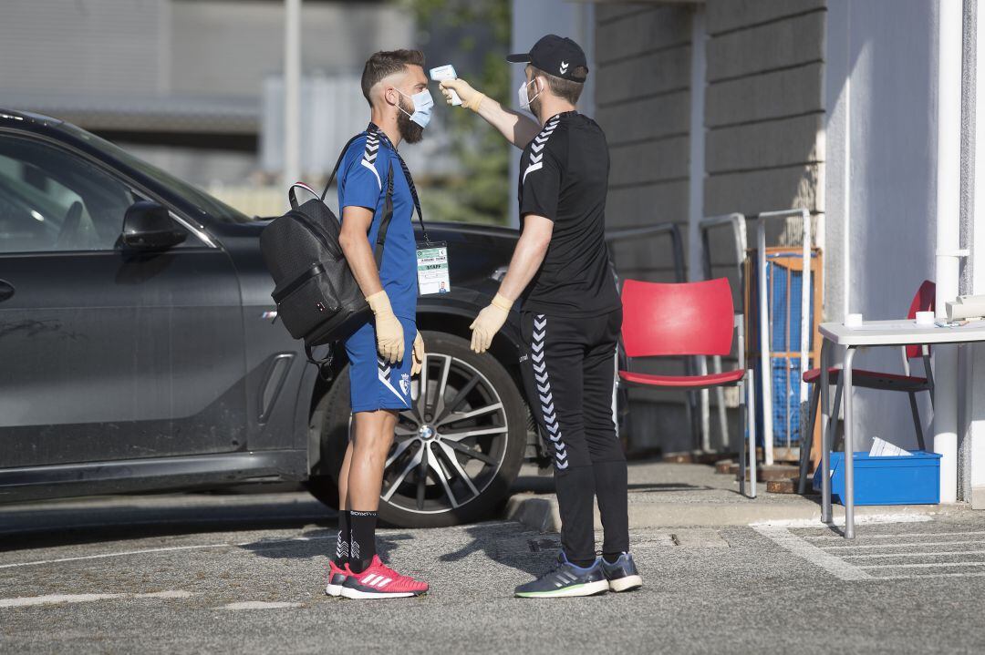 Roberto Torres, pasando los controles de seguridad sanitaria, antes de retomar los entrenamientos