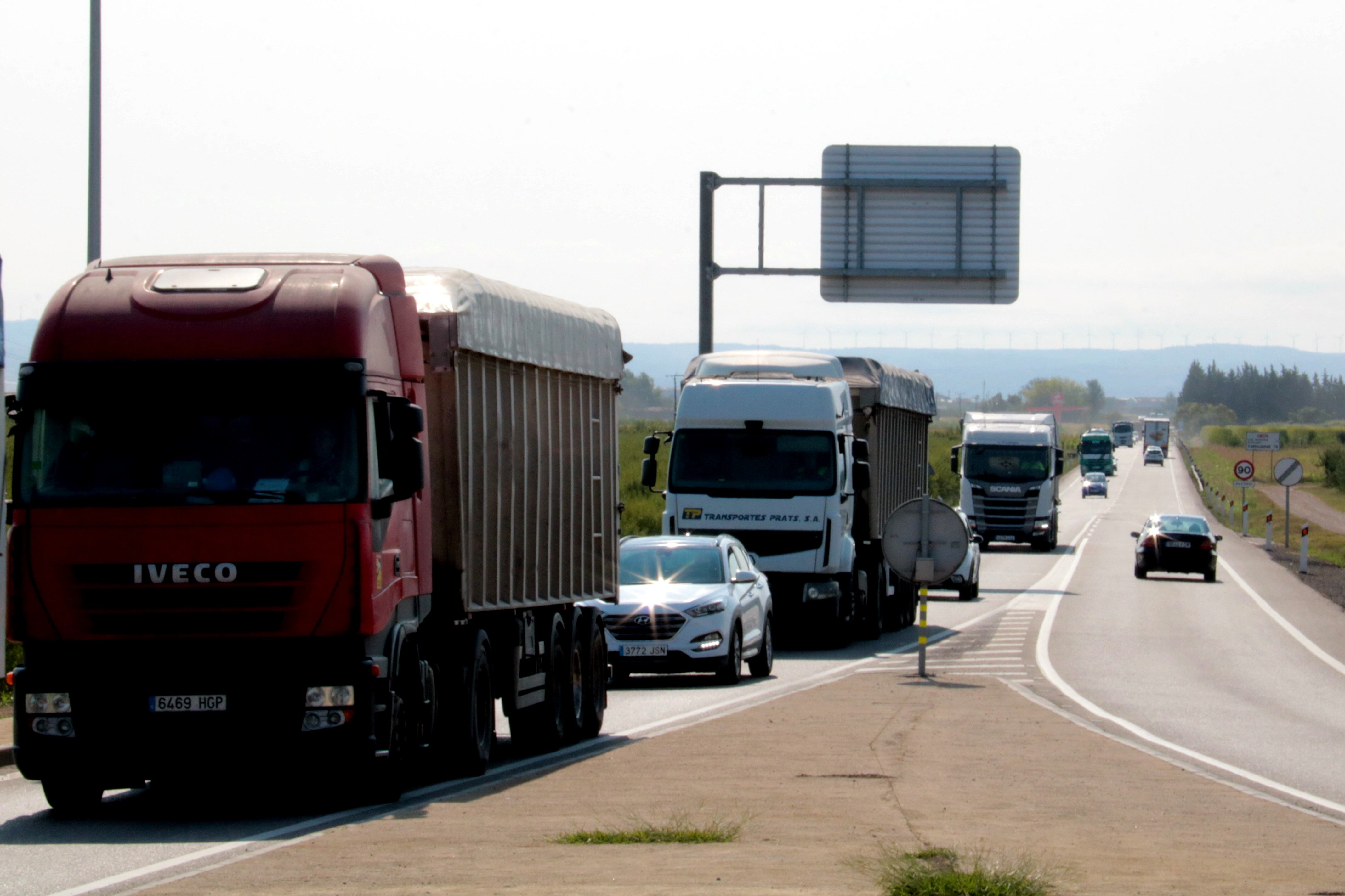Camions circulant per la N-240 entre Lleida i Les Borges. La foto és de l'ACN d'abans de la supressió del peatge de l'AP2 .