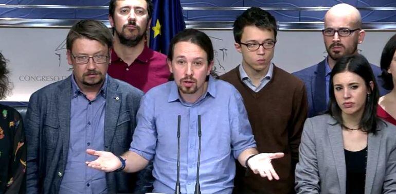 Pablo Iglesias, amb la resta de dirigents de Podemos, a la roda de premsa d'avui 