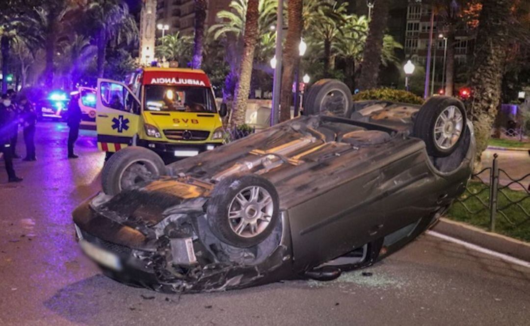 Uno de los dos vehículos siniestrados en la avenida General Marvá de Alicante 