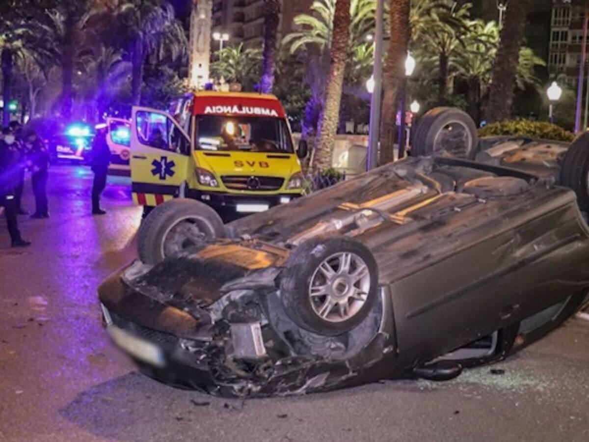 Dos mujeres resultan heridas leves en un aparatoso accidente de coche en el centro de Alicante