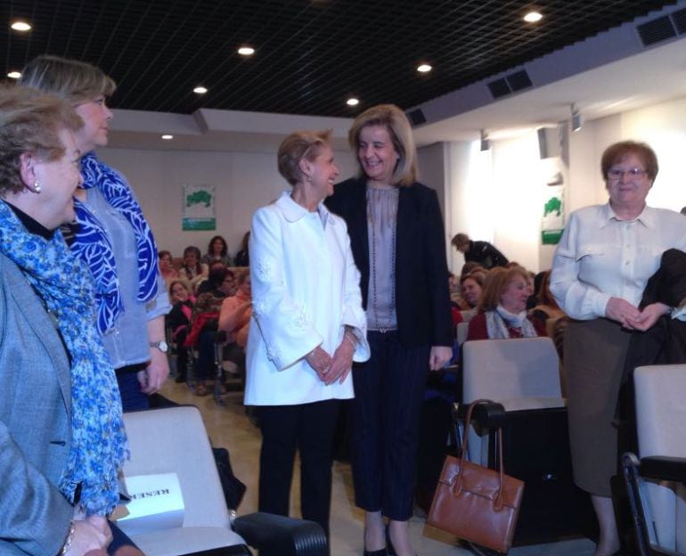 Fátima Báñez junto a Carmen Quintanilla, presidenta nacional de AFAMMER