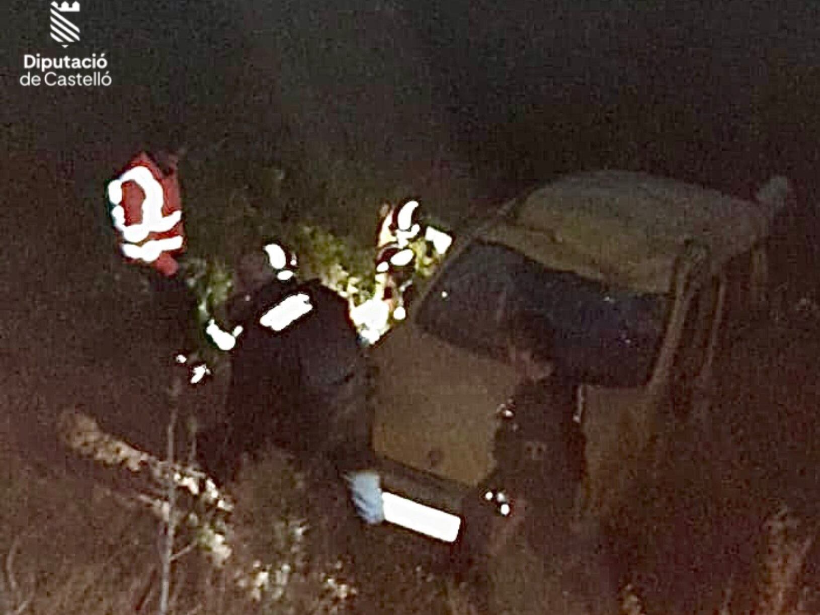 Los Bomberos hicieron la instalación de cuerdas para acceder hasta el vehículo y rescatar con seguridad al conductor.