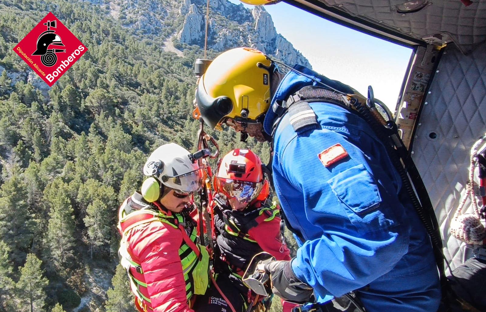 Los bomberos rescatan a un senderista en Collado del Pouet, Finestrat. Foto: CPBA