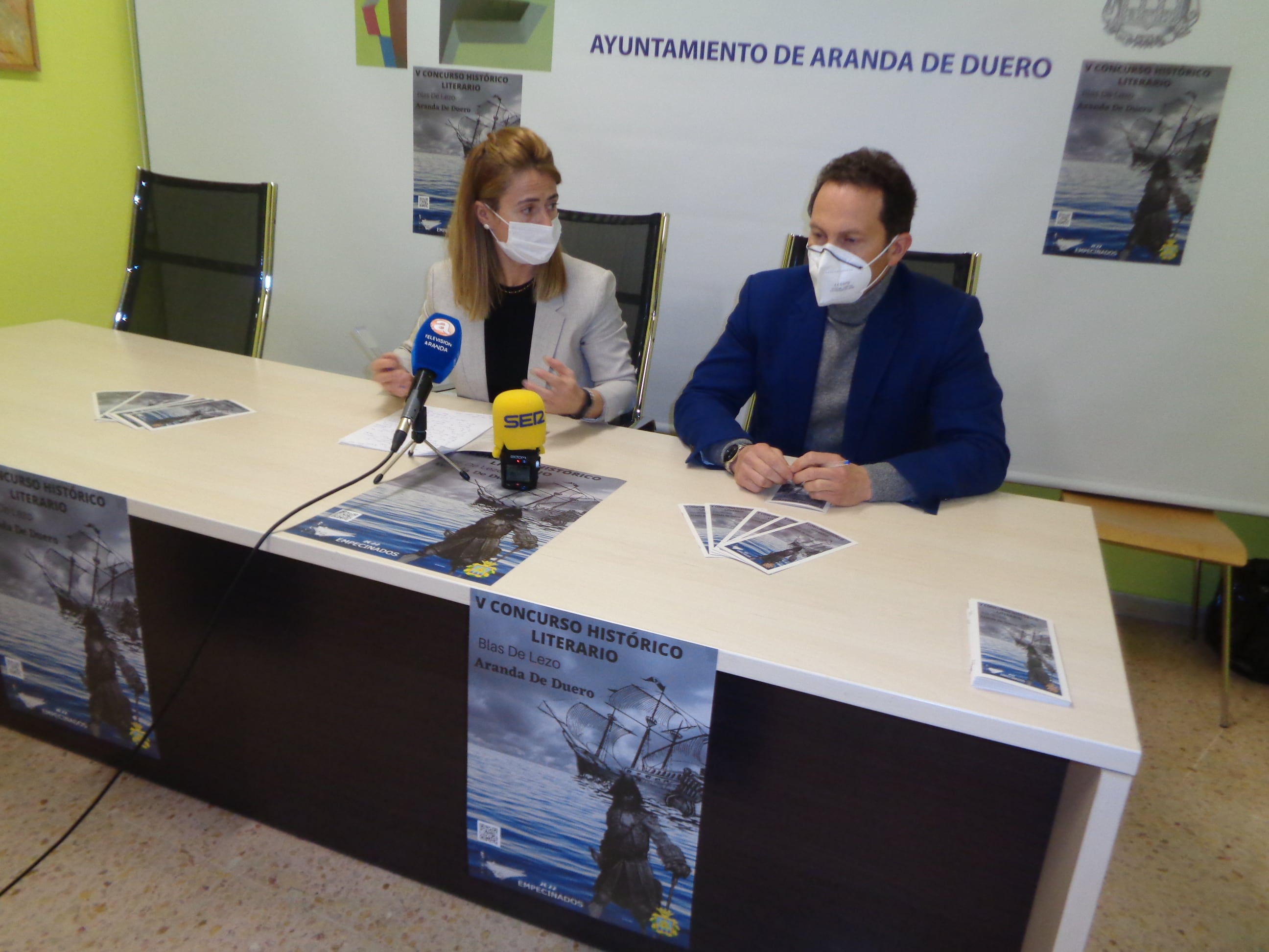 Cristina Valderas, edil de Educación, y Santiago Cob, jefe del departamento de Lengua del IES Empecinado