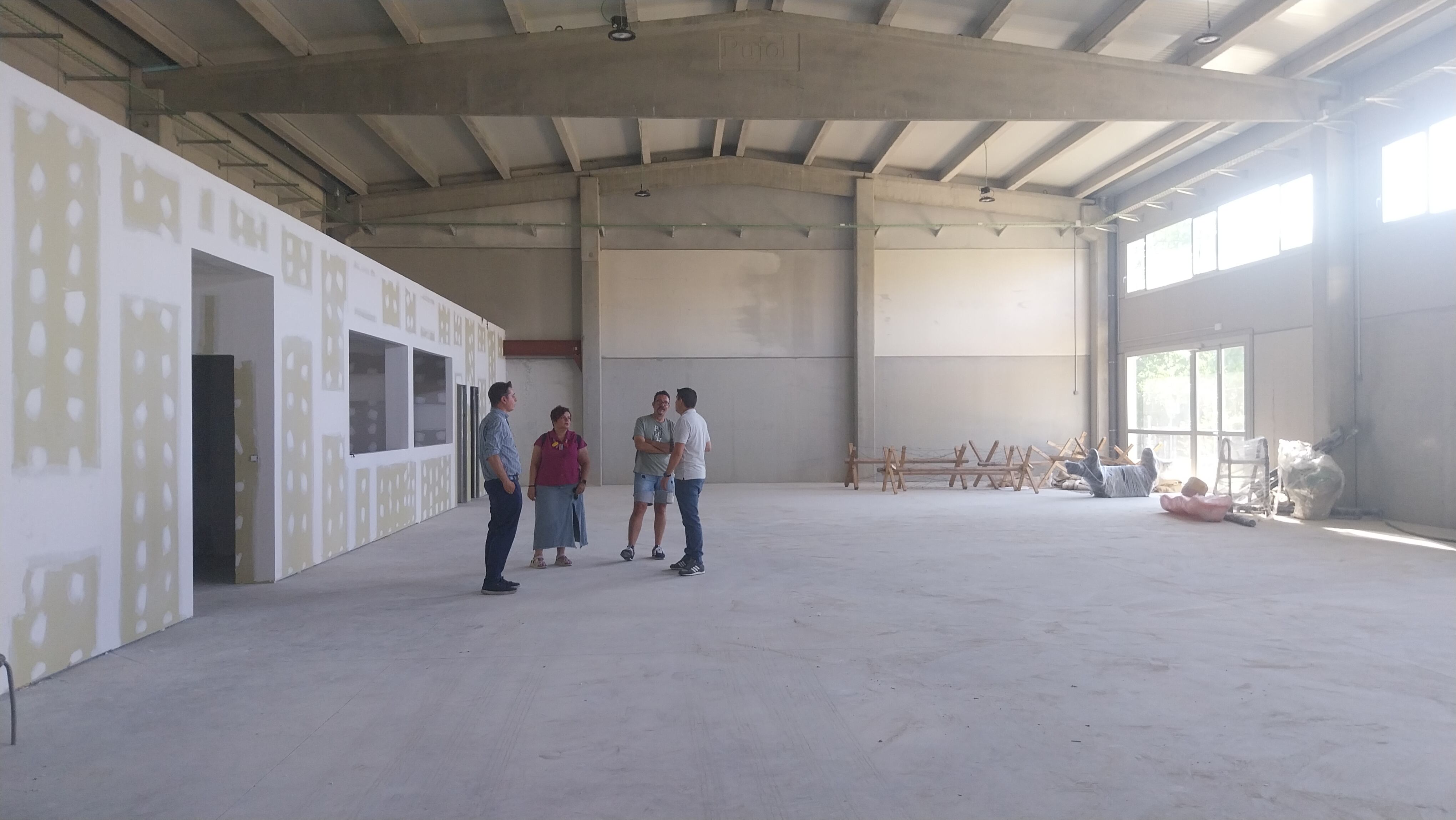 El portavoz socialista en la DPH, Antonio Biescas, visita la sala polivalente de Siétamo