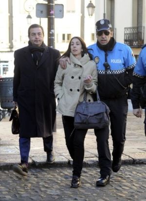 La policía local Raquel Gago, una de las tres acusadas por el crimen de Isabel Carrasco acompañada por su abogado, Fermín Guerrero, a su llegada a la vista en la Audiencia Provincial de León