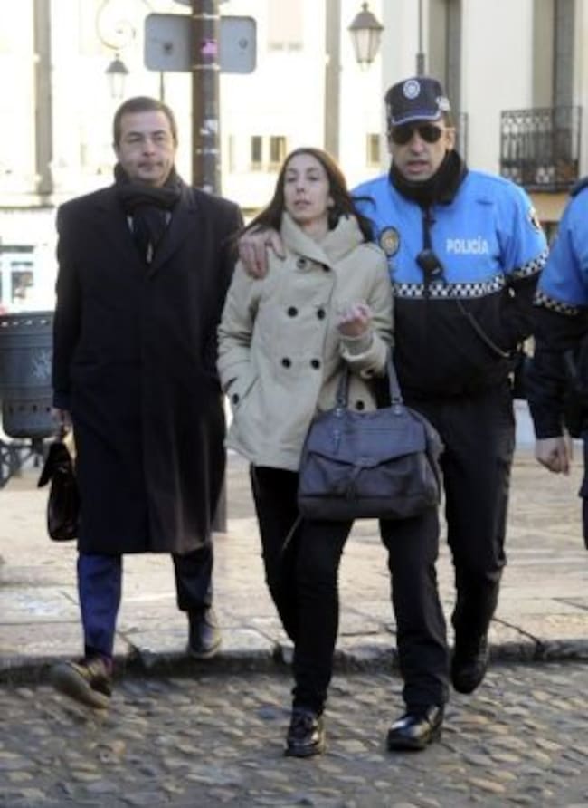 La policía local Raquel Gago, una de las tres acusadas por el crimen de Isabel Carrasco acompañada por su abogado, Fermín Guerrero, a su llegada a la vista en la Audiencia Provincial de León