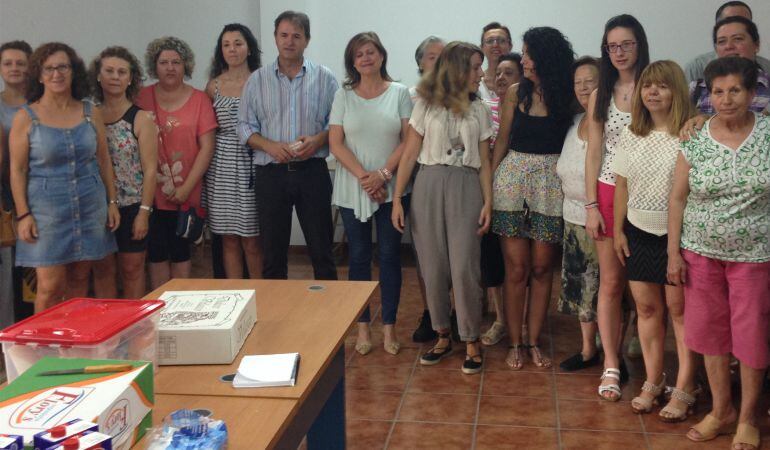 La diputada de Igualdad y Bienestar Social, María Eugenia Valdivielso, junto a los mayores de Villanueva de la Reina