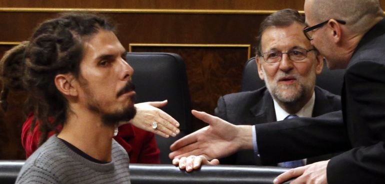 El diputado de Podemos Alberto Rodríguez (i) pasa ante el presidente del Gobierno en funciones, Mariano Rajoy, antes de votar la elección del presidente del Congreso EFE