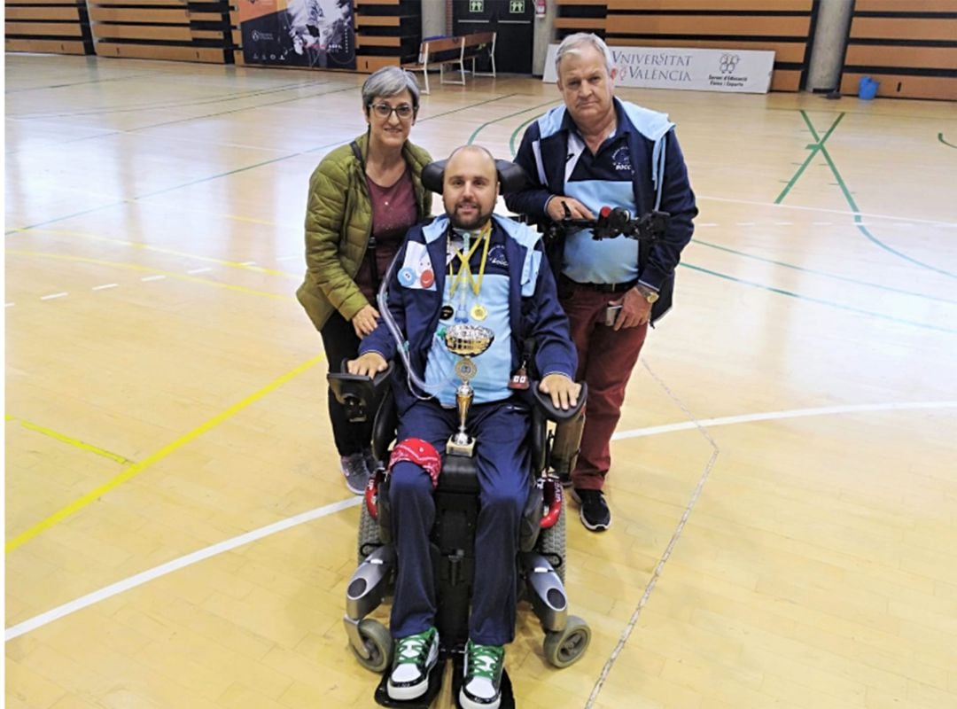 Iván con sus familiares.