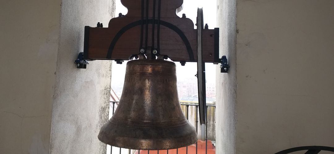 Imágen de una de las campanas restauradas y ya colocadas en el campanario de la Iglesia de San Esteban Protomártir.