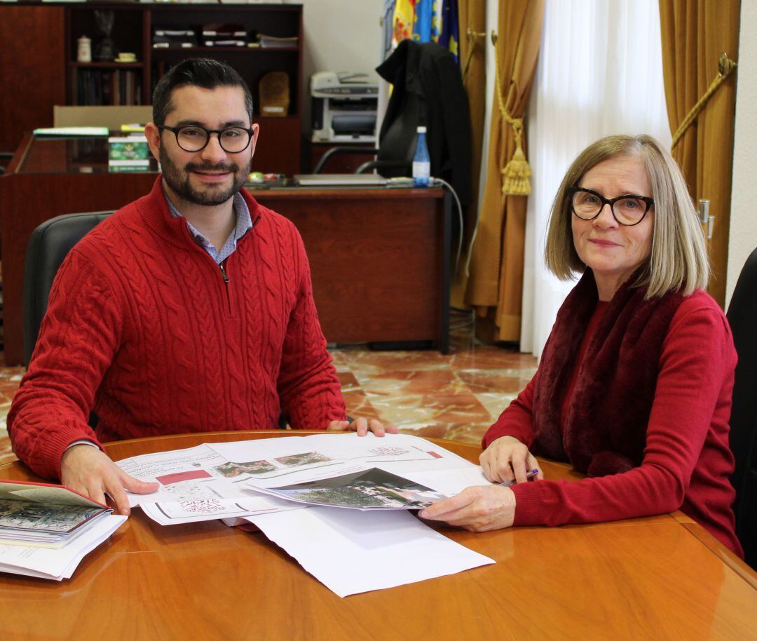 El alcalde de l&#039;Alcora, Samuel Falomir y la concejala de Parques y Jardines, Ángeles Ibáñez